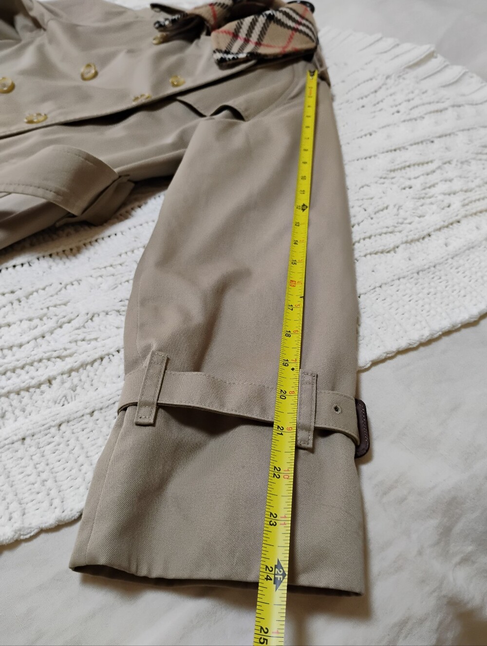 Vintage Burberry Classic Beige Trench Coat with Plaid Lining - Picture 13 of 15